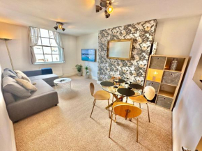 Elegant Town Centre Apartment - Close to Beach